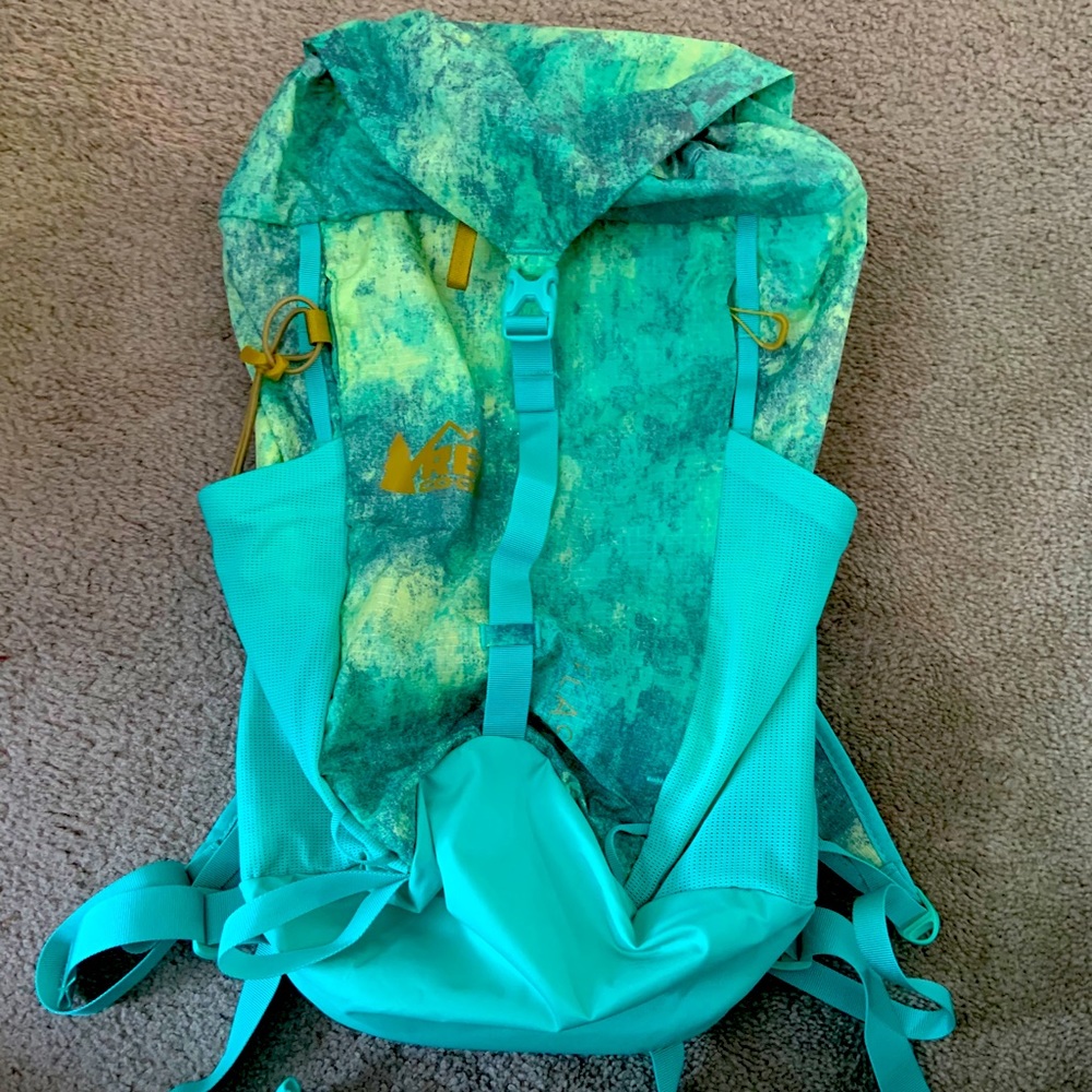 REI FLASH 22 BACKPACK